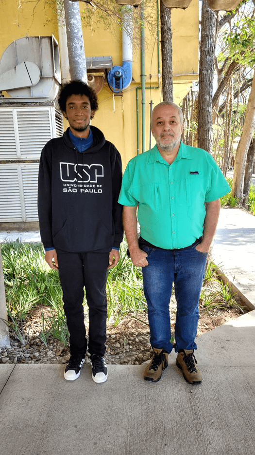 Imagem 2 – Higor e professor Ricardo Plaza no Instituto de Física da USP