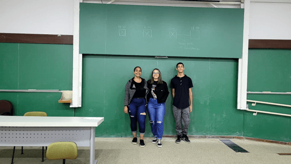 Imagem 4 – Livia, Kamily e Elian em sala de aula do Instituto de Física da USP
