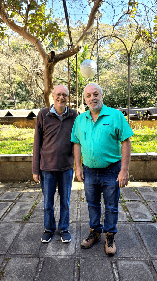 Imagem 8 – Professor Vito Vanin, docente do Instituto de Física da USP, junto com professor Ricardo Plaza