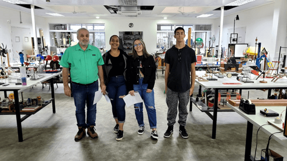 Imagem 9 – Ricardo, Livia, Kamily e Elian no Laboratório de Demonstrações do Instituto de Física da USP