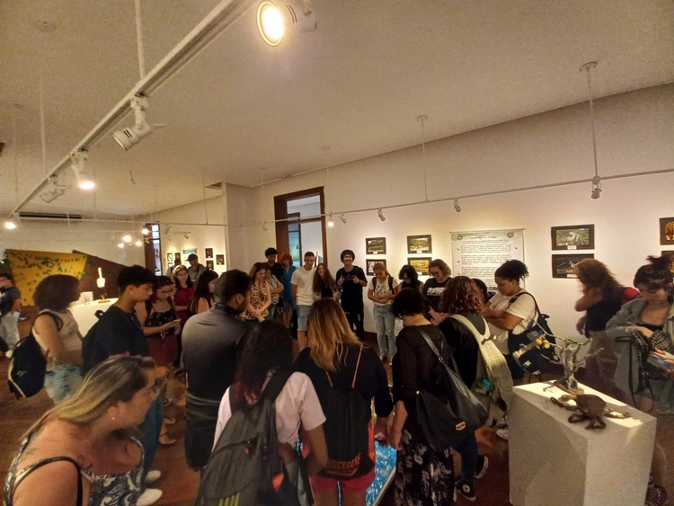 Imagem 2 - Estudantes do técnico em Meio Ambiente na sala de exposição do MACC.