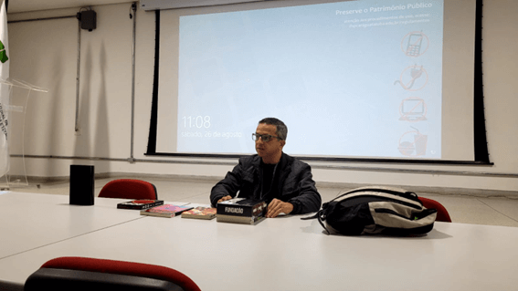 Imagem 4 – Manoel junto a alguns importantes livros de ficção científica
