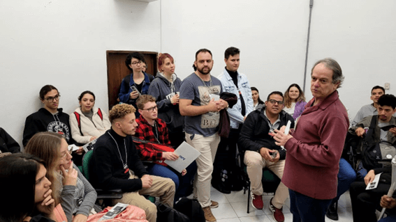 Imagem 11 – Professor André Milone durante a visita ao Miniobservatório Astronômico do INPE