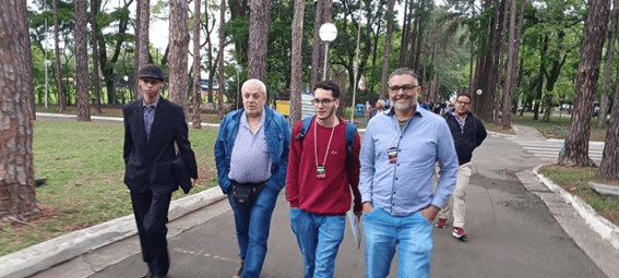 Imagem 14 – Professor Ricardo junto com alunos caminhando pelo INPE