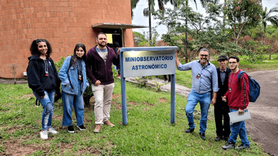 Imagem 9 – Alunos em frente ao Miniobservatório Astronômico do INPE