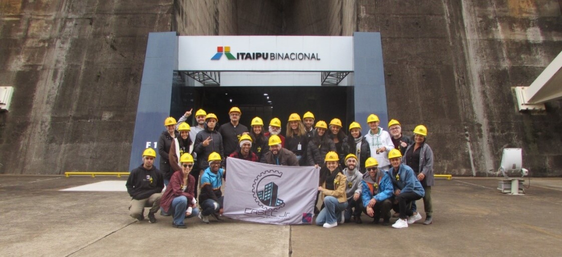 Figura1: Alunos do Instituto Federal de São Paulo Campus Caraguatatuba em frente à entrada da Usina Hidrelétrica de Itaipu. Fonte: Victor H Procópio de Oliveira