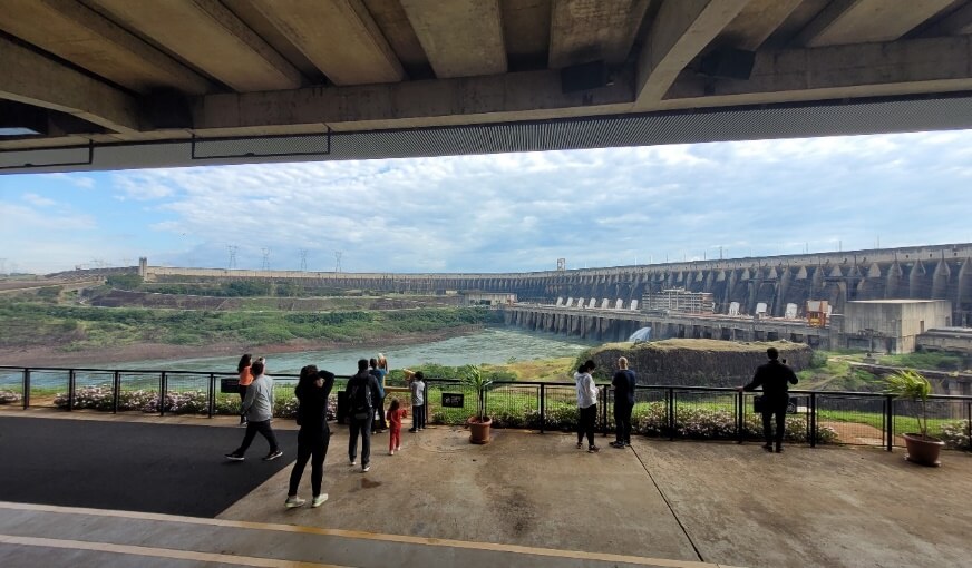 Figura 2: vista da barragem principal da Usina Hidrelétrica de Itaipu. Fonte Victor H Procópio de Oliveira
