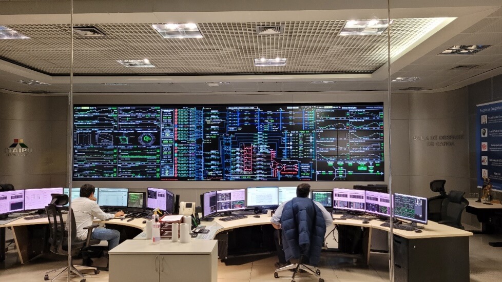 Figura 4: Imagem da sala de controle da Usina Hidrelétrica de Itaipu com um operador brasileiro (Lado direito) e um operador paraguaio (Lado esquerdo). Fonte: Victor H Procópio de Oliveira