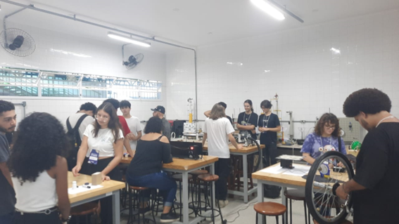 Imagem 2 – Visão do laboratório de Física durante a Feira das Profissões