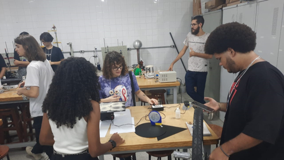 Imagem 7 – Experimentos de Física foram disponibilizados nas bancadas do Laboratório