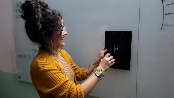 Imagem 15 – Bruna com um miniplanetário projetando a constelação de Órion