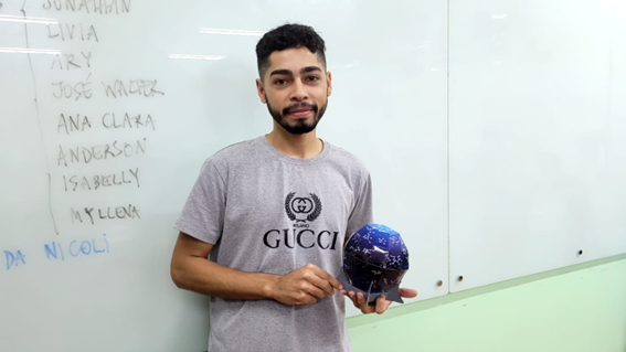 Imagem 16 – José Walter com um kit de projeção do céu noturno