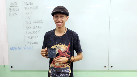 Imagem 17 – Jonathan com uma caneca que aquecida mostra constelações
