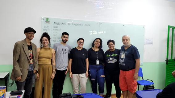 Imagem 3 – Licenciandos Jonathan, Bruna, José Walter, Ana Clara, Livia e Nicoli com professor Ricardo na quinta-feira