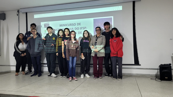 Imagem 5 – Alunos da Escola Dr. Eduardo acompanhados pelas professoras Adriana e Edna