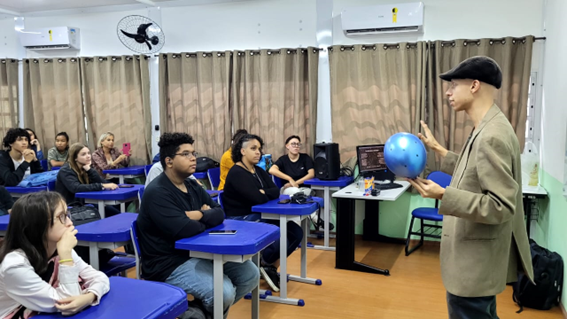 Imagem 8 – Jonathan em sua apresentação na quinta-feira com um modelo de universo na mão