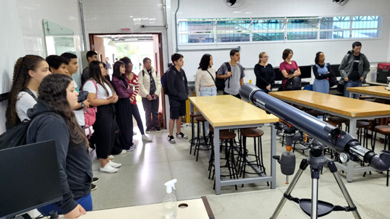 Imagem 4 – Alunos da Escola Estadual Celestino no laboratório de Física