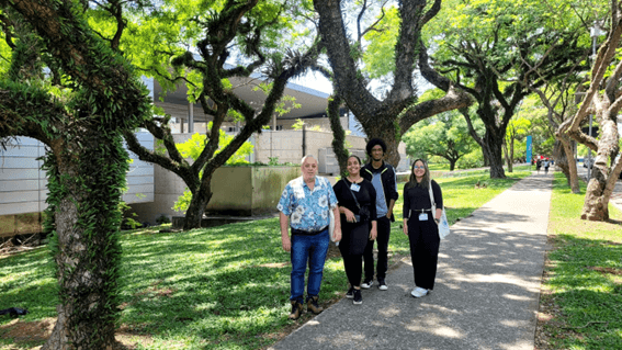 Imagem 11 – Ricardo, Livia, Higor e Kamily em frente ao prédio da Biblioteca Mindlin da USP