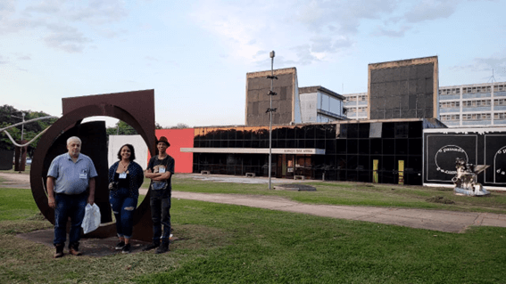 Imagem 18 – Ricardo, Livia e Jonathan em frente ao Museu de Arte Contemporânea da USP