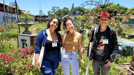Imagem 21 – Livia, Bruna e Jonathan em um jardim com flores do Instituto Butantan