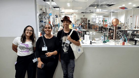 Imagem 22 – Kamily, Livia e Jonathan no Laboratório de Demonstrações do Instituto de Física da USP