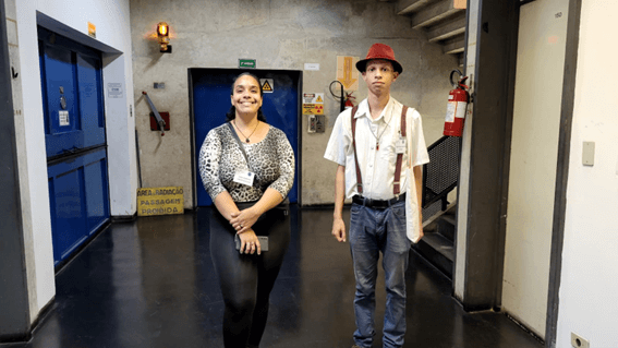 Imagem 23 – Livia e Jonathan no prédio do Acelerador Pelletron do Instituto de Física da USP
