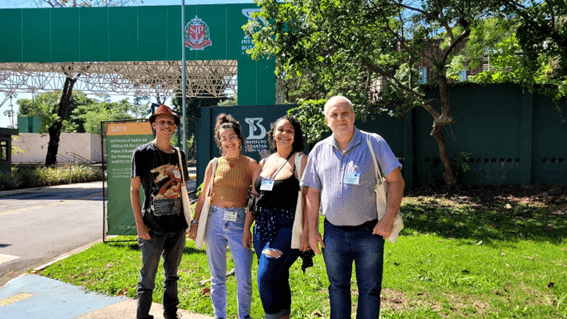 Imagem 4 – Jonathan, Bruna, Livia e Ricardo na entrada do Instituto Butantan