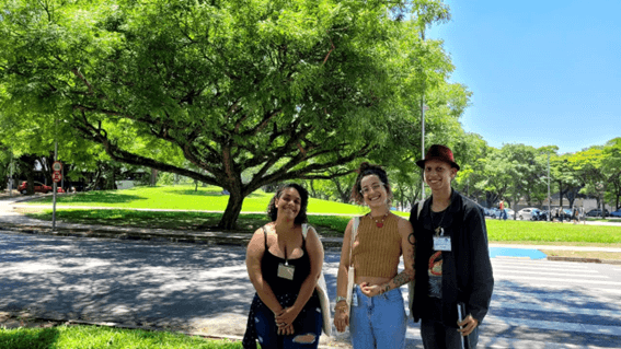 Imagem 6 – Livia, Bruna e Jonathan na USP perto da FFLCH