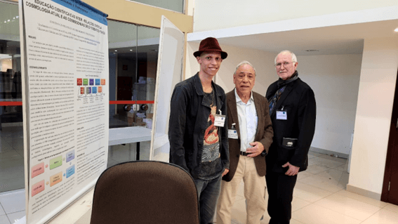 Imagem 7 – Jonathan Campos ao lado de seu poster junto com os professores Gildo e Lewis