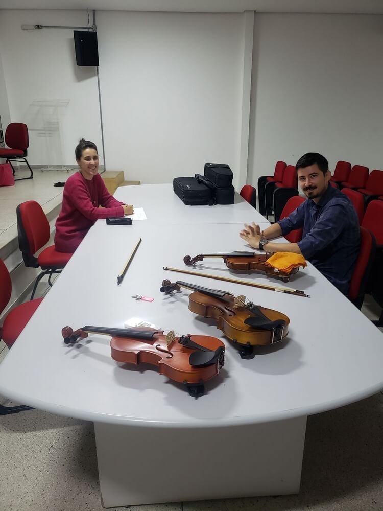 Imagem 2 - Professora Julia Viana e Professor Raphael Tavares