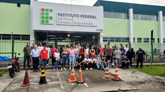 Imagem 1 – Alunos e professores em frente ao IFSP-Caraguatatuba no início da viagem