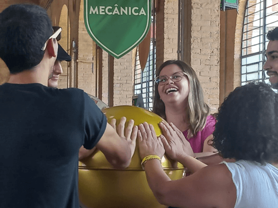 Imagem 10 – Alunos no experimento do Gerador de Van de Graaff