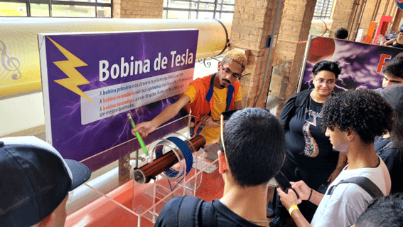 Imagem 12 – Experimento com a bobina de Tesla