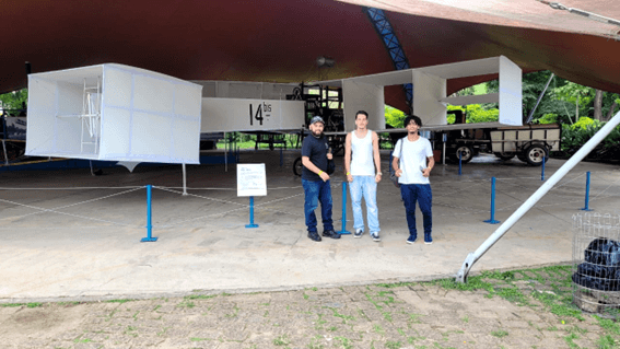 Imagem 15 – Alunos junto à réplica do 14-bis