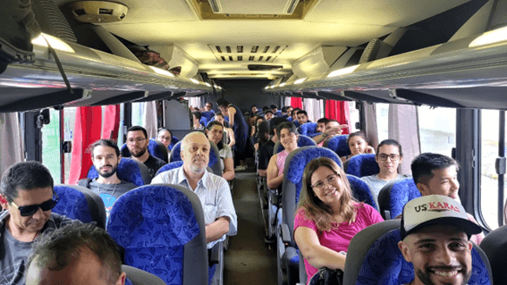 Imagem 2 – Alunos e professores no ônibus