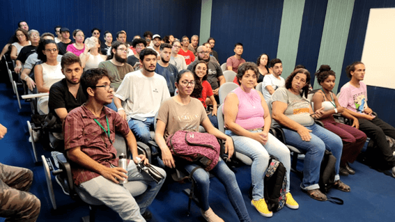Imagem 21 – Alunos reunidos para assistir à apresentação do professor Leandro Gasques