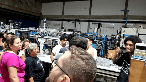 Imagem 23 – Higor explica aos alunos sobre experimentos realizados no Pelletron