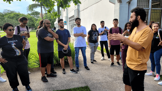 Imagem 27 – Adison conversa com os licenciandos em frente ao IME