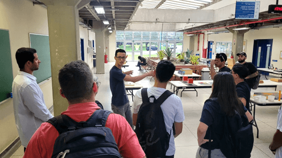 Imagem 30 – Alunos aprendem com os equipamentos em exposição da Matemateca