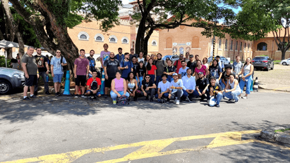 Imagem 6 – Alunos em frente ao Museu Catavento