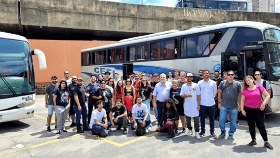 Imagem 7 – Alunos em frente ao ônibus do IFSP no estacionamento do Museu Catavento