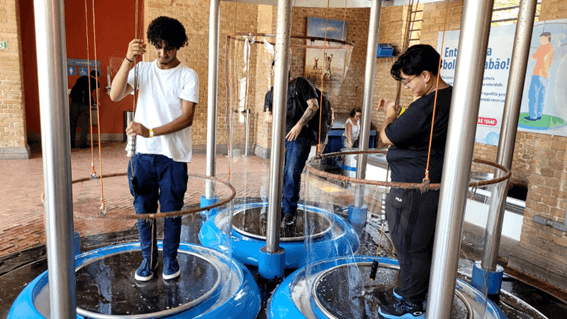 Imagem 9 – Alunos dentro de bolhas produzidas por eles