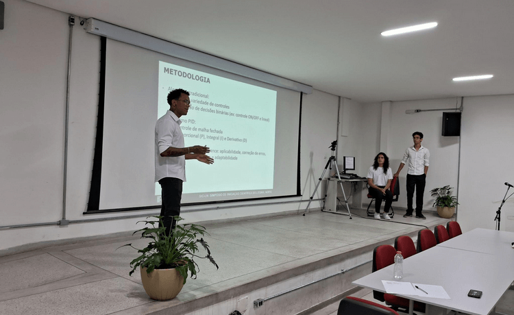 Imagem 6 – Estudantes Emanuel da Costa Andrade Cardoso, Henrique Szabo Lourenco e Rafael Graciliano de Barros e sua apresentação no SICLN