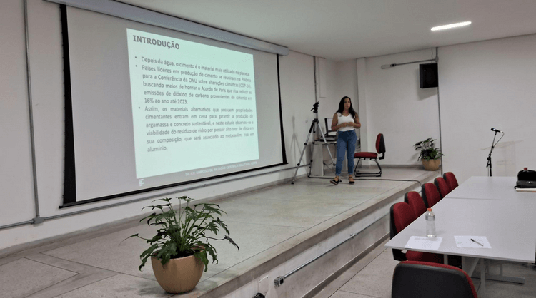 Imagem 4 - Paloma Alves da Silva Miranda e sua apresentação no SICLN