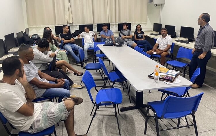 Palestrante Sr. Carlos Tobias, representante do CRT-SP profere palestra aos alunos do curso técnico em edificações