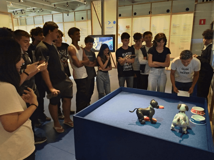 Alunos na exposição da Japan House