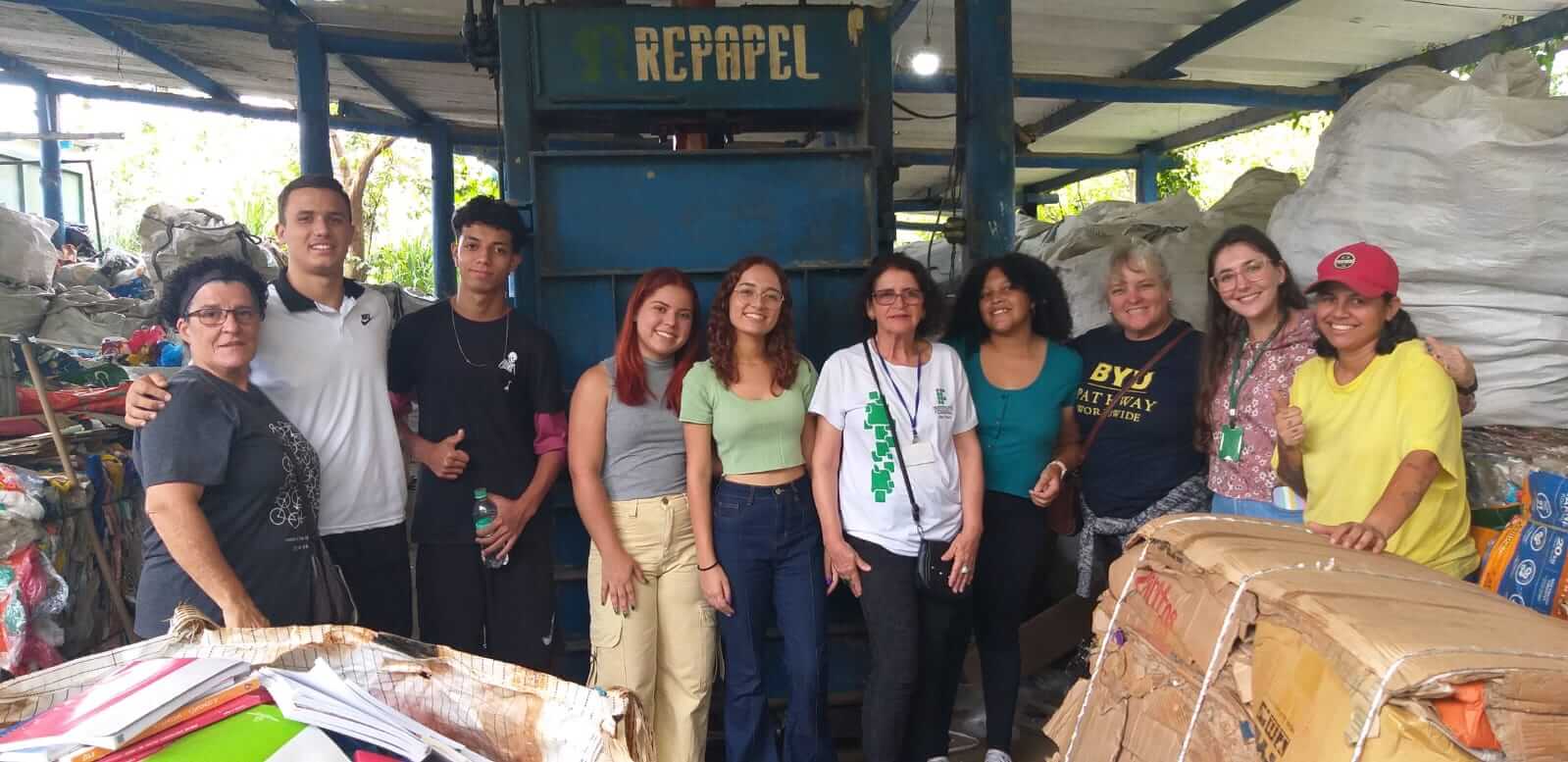 Figura 03 - Visita técnica - Cooperativa de Coletores de Materiais Recicláveis - Maranata. Professora Marivane Turim Koschevic. Cooperada Graziela Roberta Mota (12/12/2023).