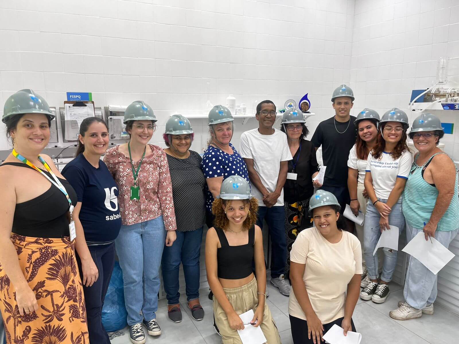 Figura 01 - Visita técnica - Laboratório da SABESP - Estação de Tratamento de Água (ETA - Porto Novo). Professora Marivane Turim Koschevic. Servidores da Sabesp: Carla Fernanda Siqueira Fenilli, Verônica di Flora e Souza e Benedito Zacarias da Silva (13/11/2023).