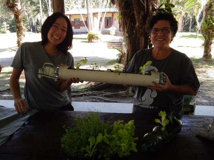 Imagem 1 - Fotografia das ex-alunas Maíra Kobayashi e Denise Bastos.