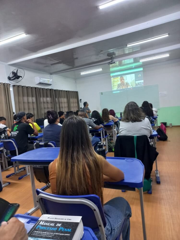 Imagem 1 – Alunos do técnico em meio ambiente ouvem atentamente os relatos do fotojornalista Gustavo Basso